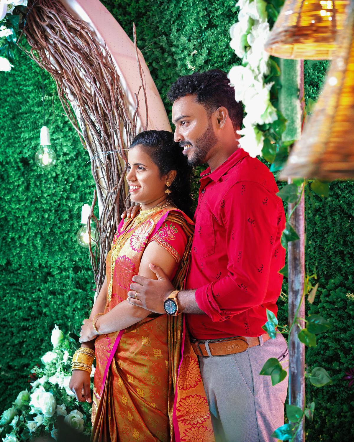 Image of Sari, Temple, Green, Fun, Smile, Decoration etc.