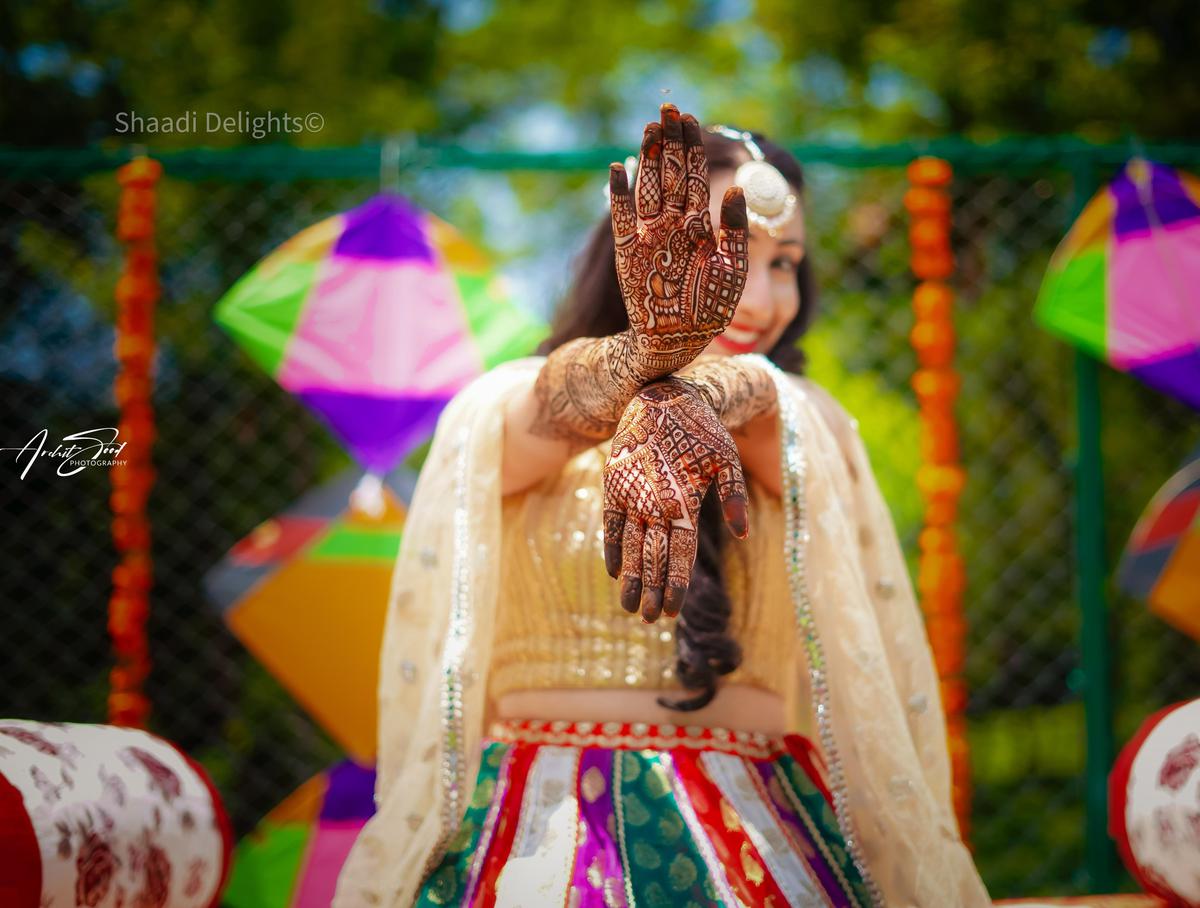 Image of Sari, Temple, Happy, People in nature, Entertainment etc.
