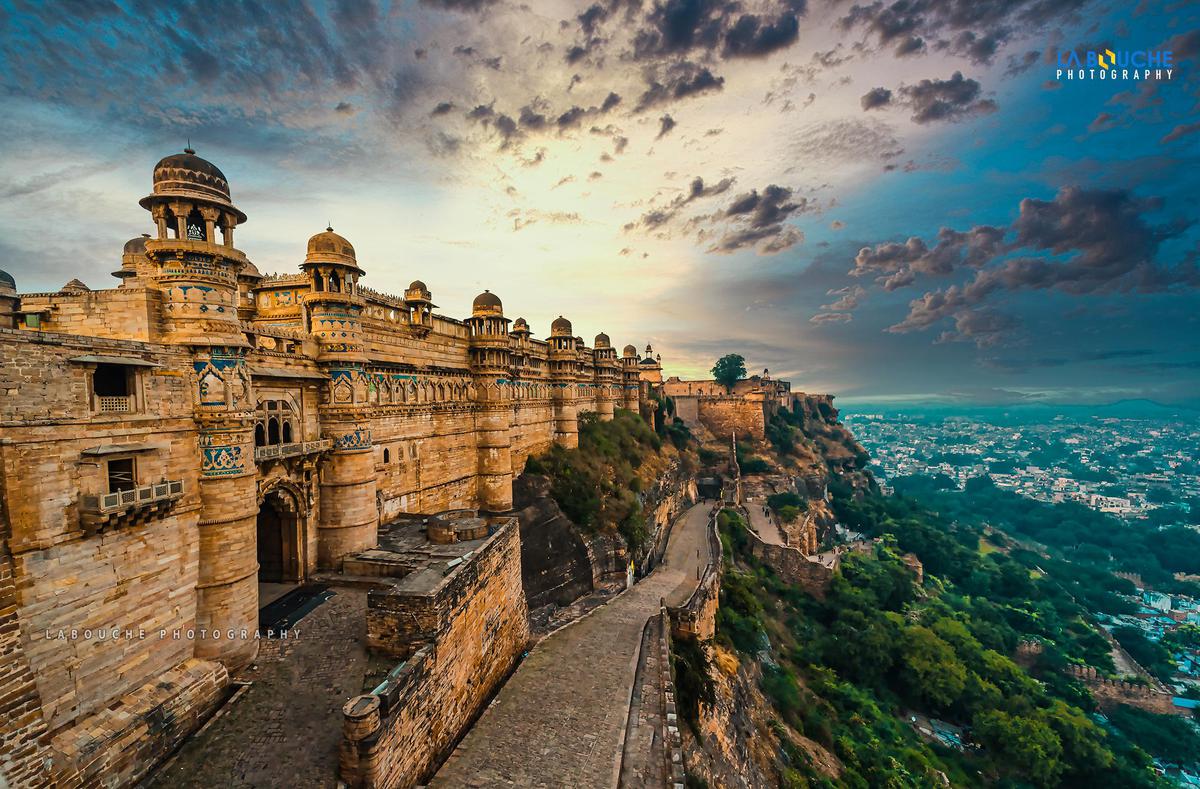 Image of Sky, Cloud, Natural landscape, Tourism, Landmark, Town etc.