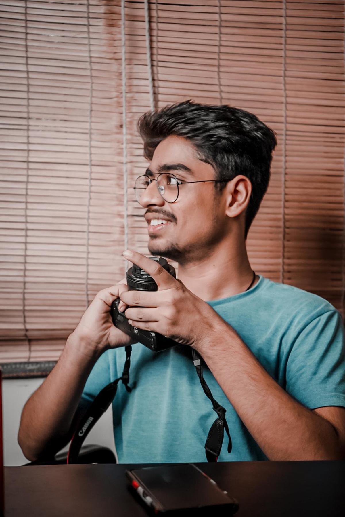 Image of Chin, Shoulder, Flash photography, Hand, Eyewear, Glasses etc.