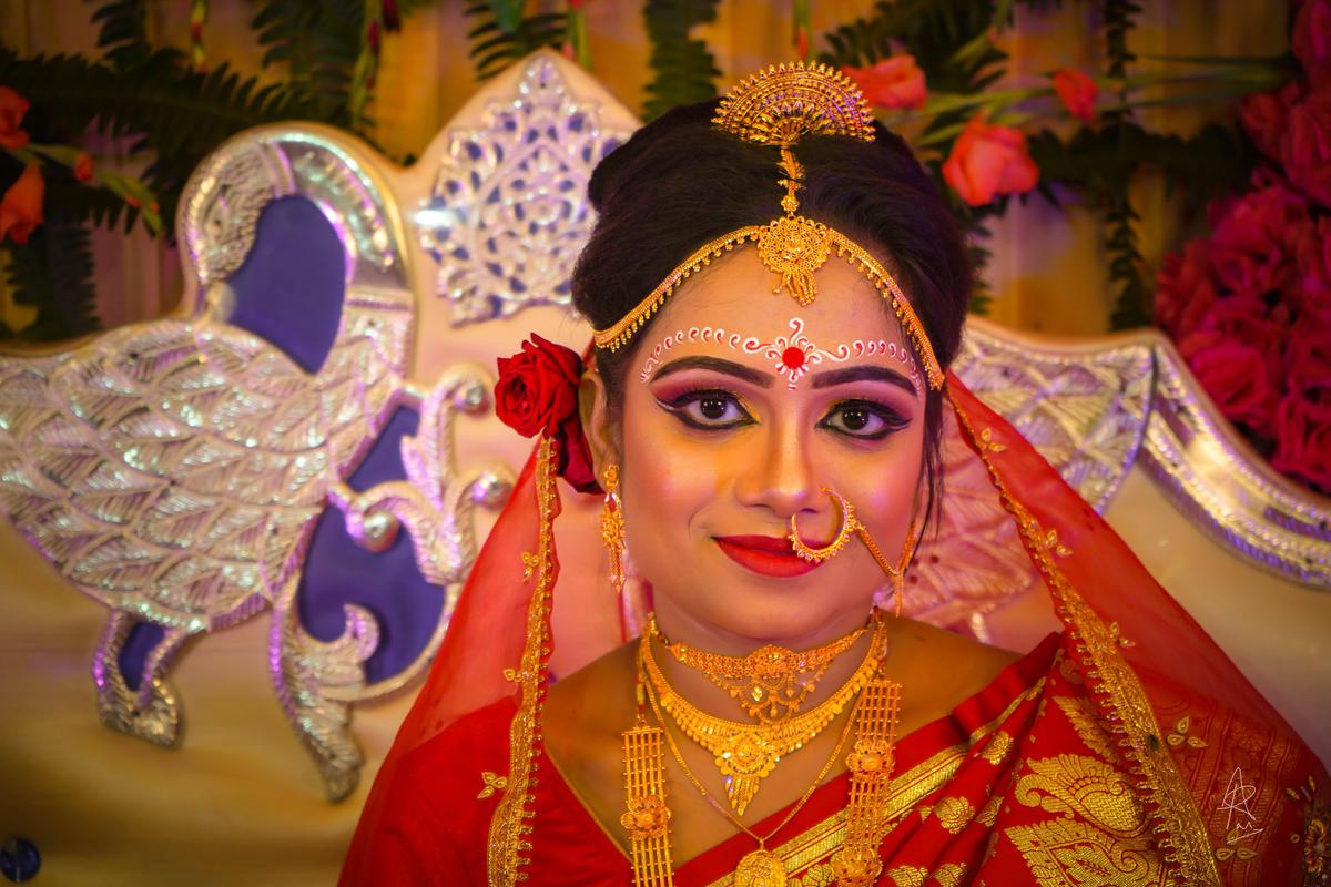 Image of Sari, Temple, Smile, Happy, Eye, Entertainment etc.