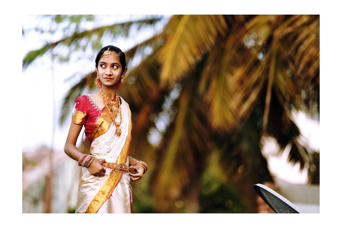 Image of Sari, Street fashion, Happy, People in nature, Flash photography, Waist etc.