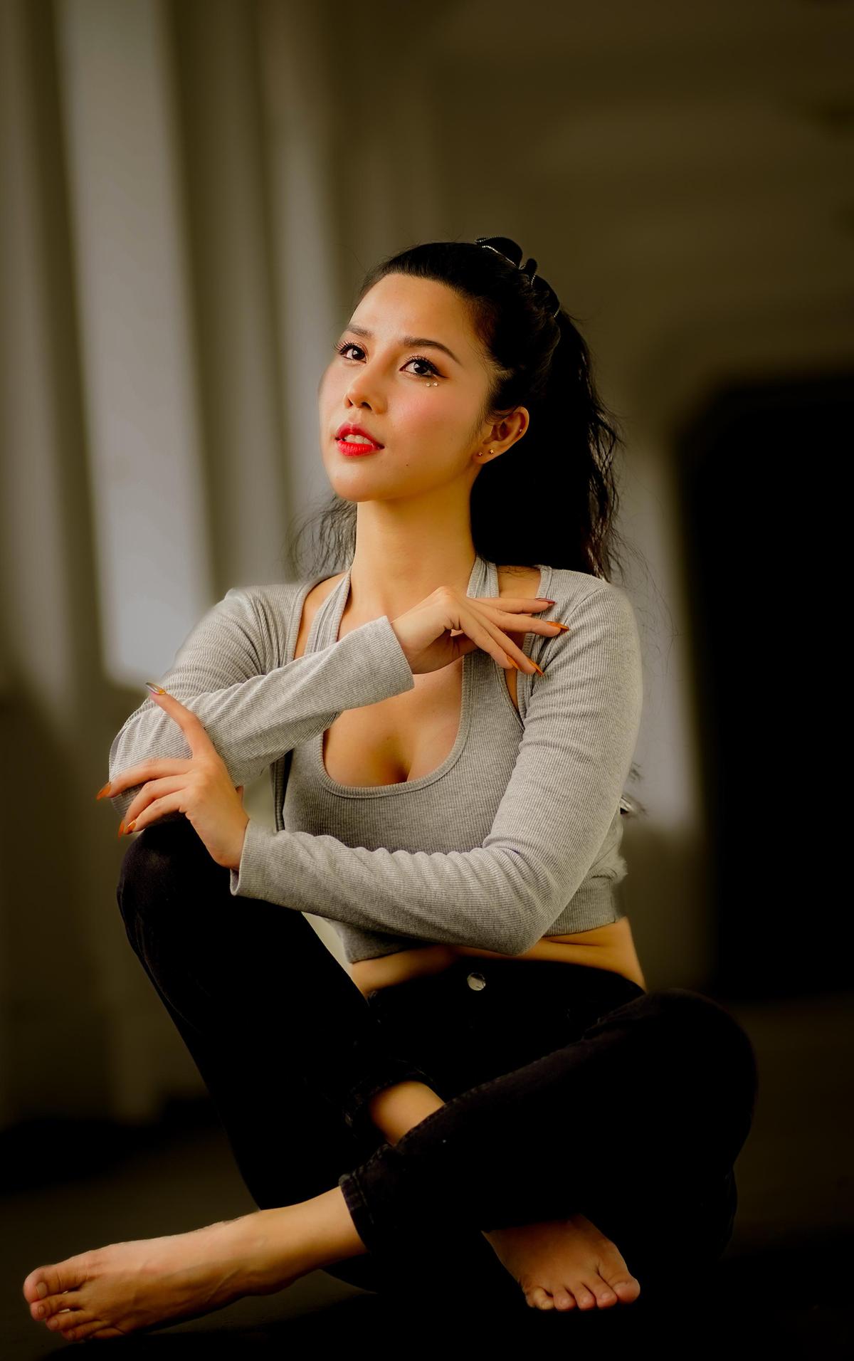 Image of Black hair, Flash photography, Leg, Waist, Knee, Thigh etc.