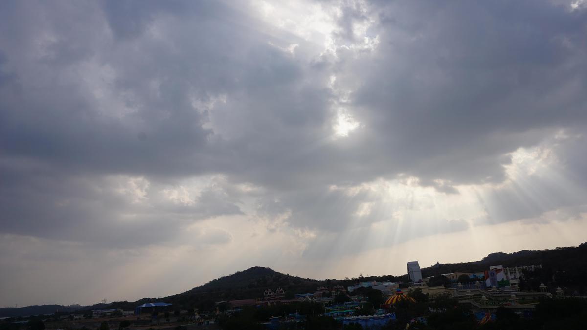 Image of Atmospheric phenomenon, Sky, Morning, Cloud, Horizon, Atmosphere etc.