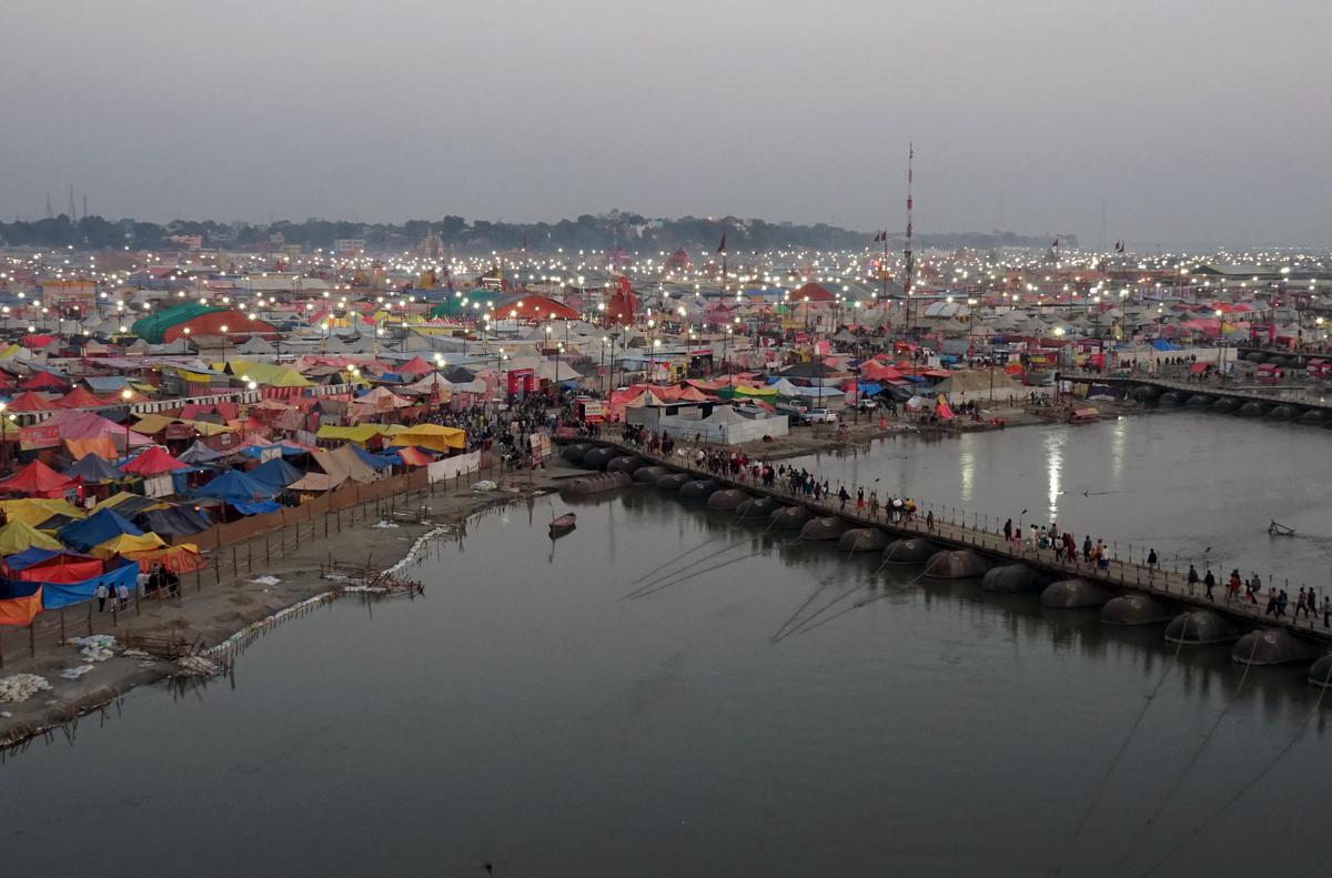 Image of Sky, Water, Body of water, Water resources, Lake, Urban design etc.