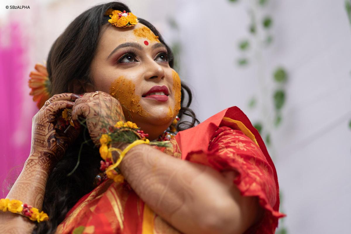 Image of Sari, Temple, Smile, Happy, Performing arts, Entertainment etc.