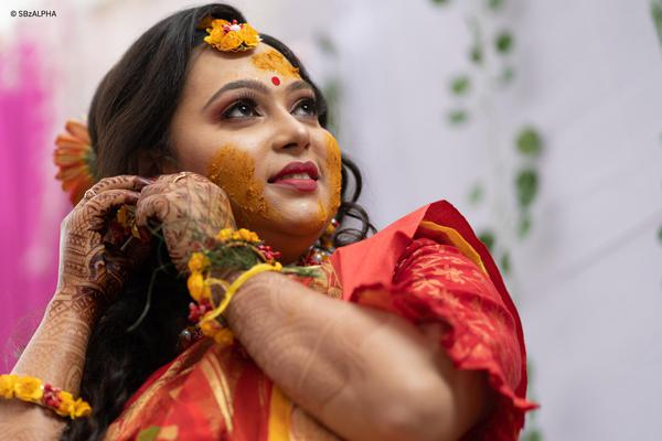 Image of Sari, Temple, Smile, Happy, Performing arts, Entertainment etc.